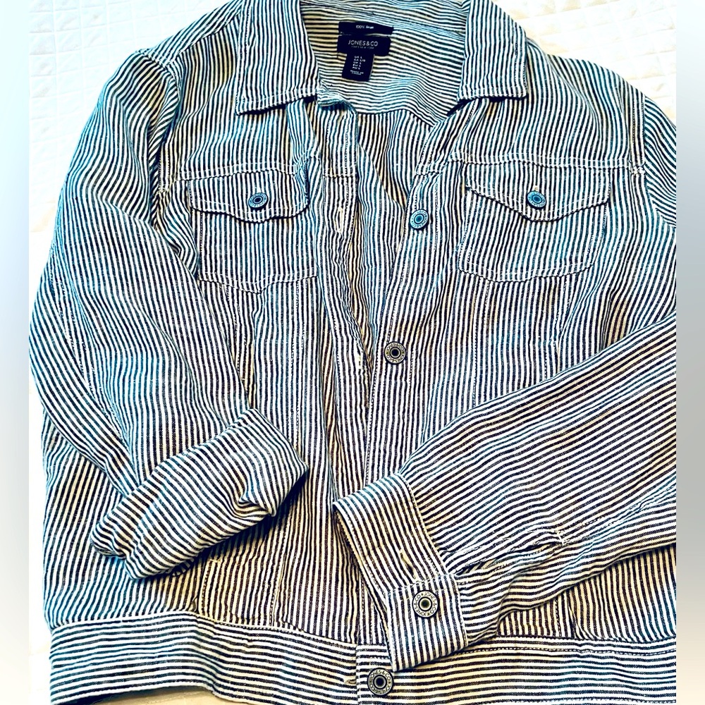 Jones New York Jean Style 100% Linen Jacket. Gray and White Stripes. Size Large.